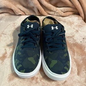 Under Armour Boy's Pre School Kickit2 Utility Sneaker size 2.5